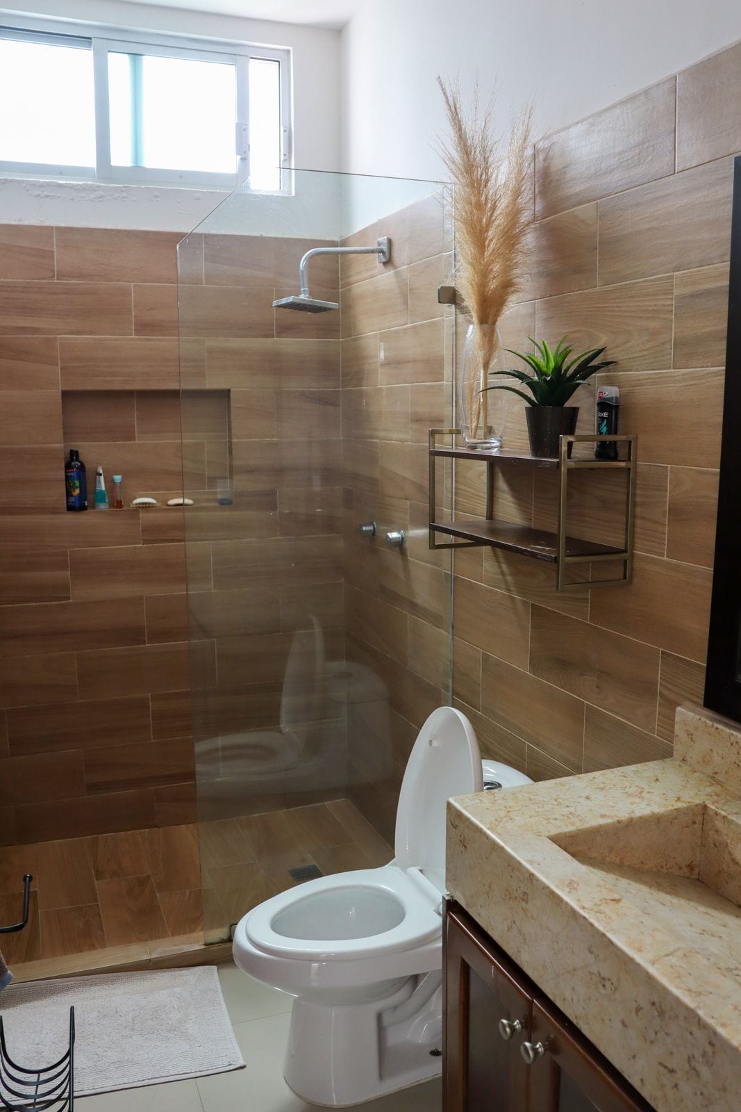 Baño con cristal templado y acabados en casa de Lomas de Mazatlán