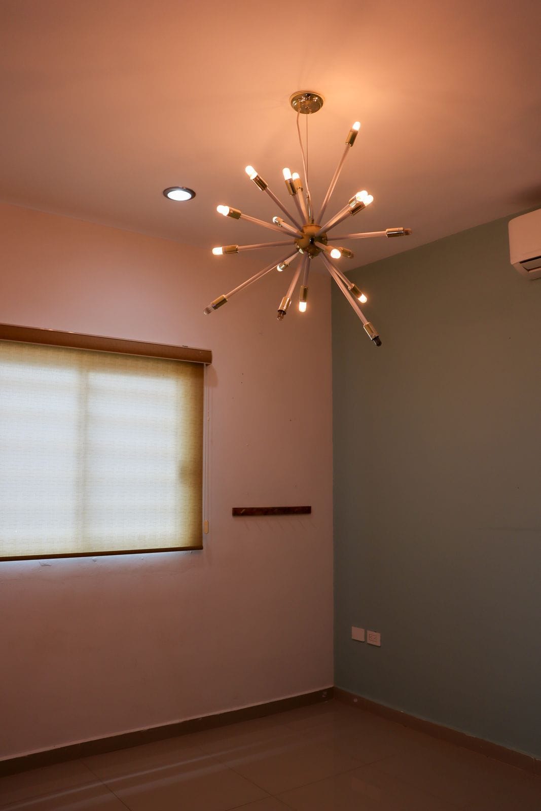 Espacio interior amplio con balcón en casa de Lomas de Mazatlán