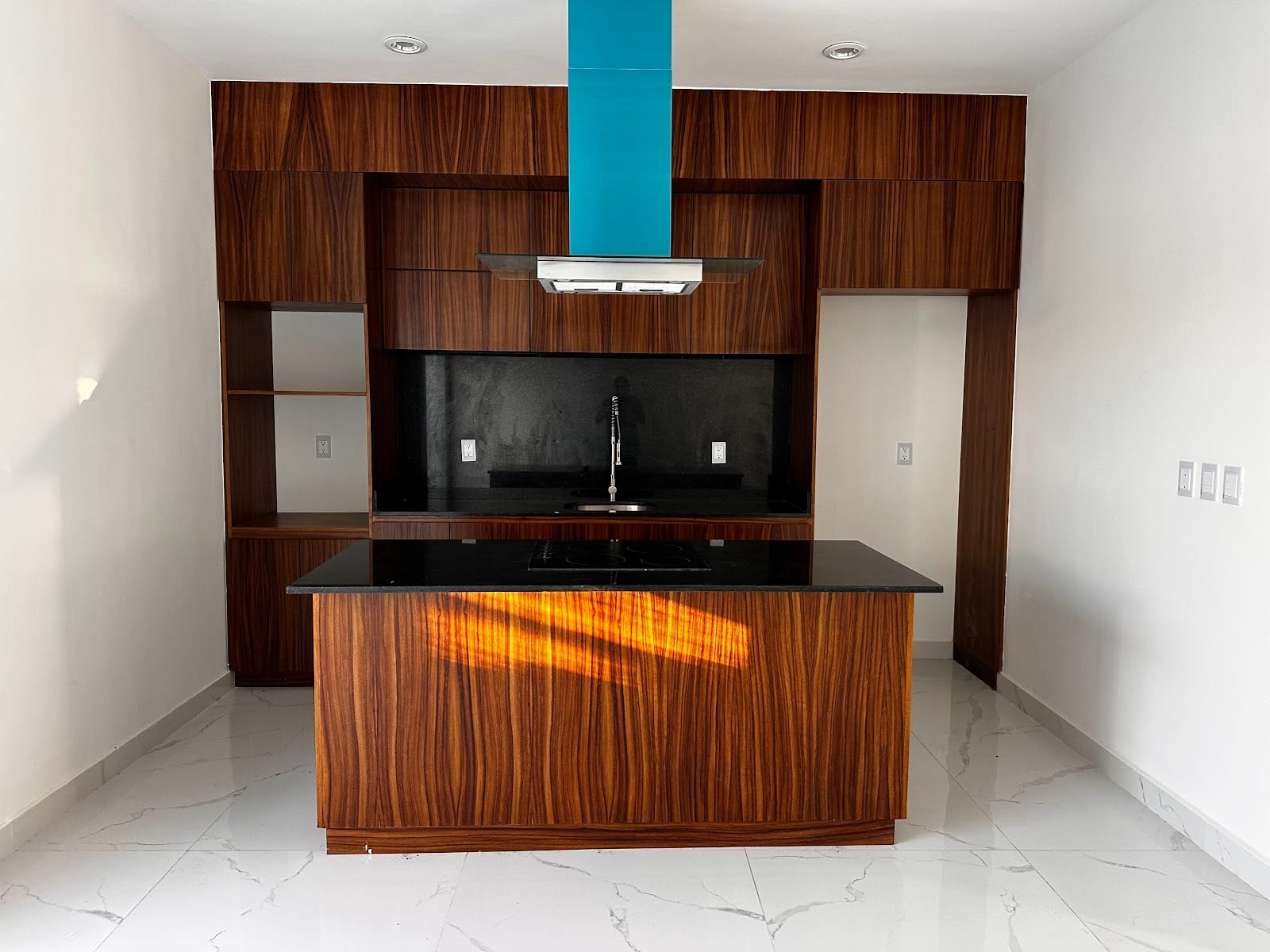 Cocina integral con muebles de madera en casa de Neovita Residencial