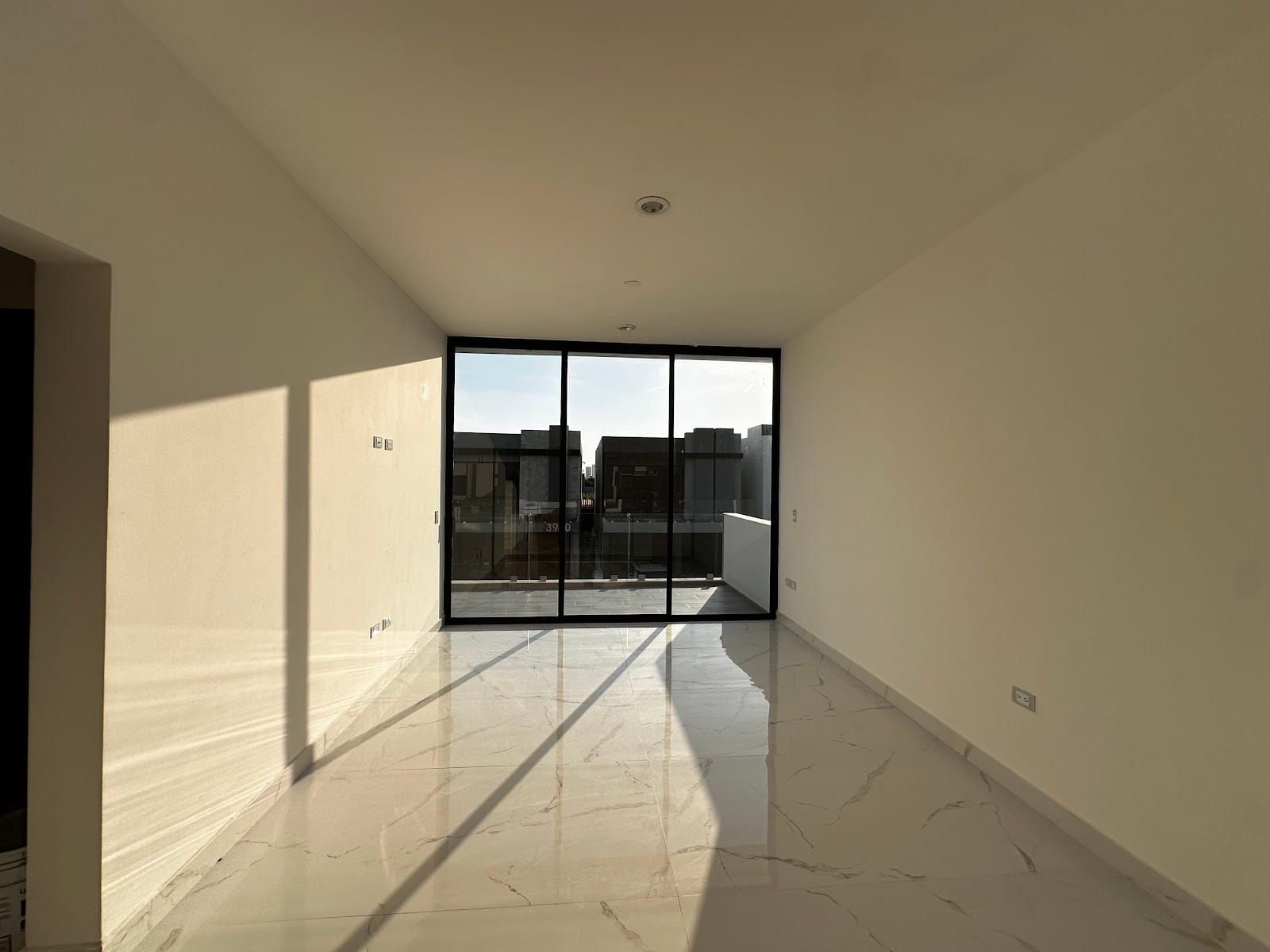 Sala iluminada con ventanal en casa nueva en Neovita Residencial