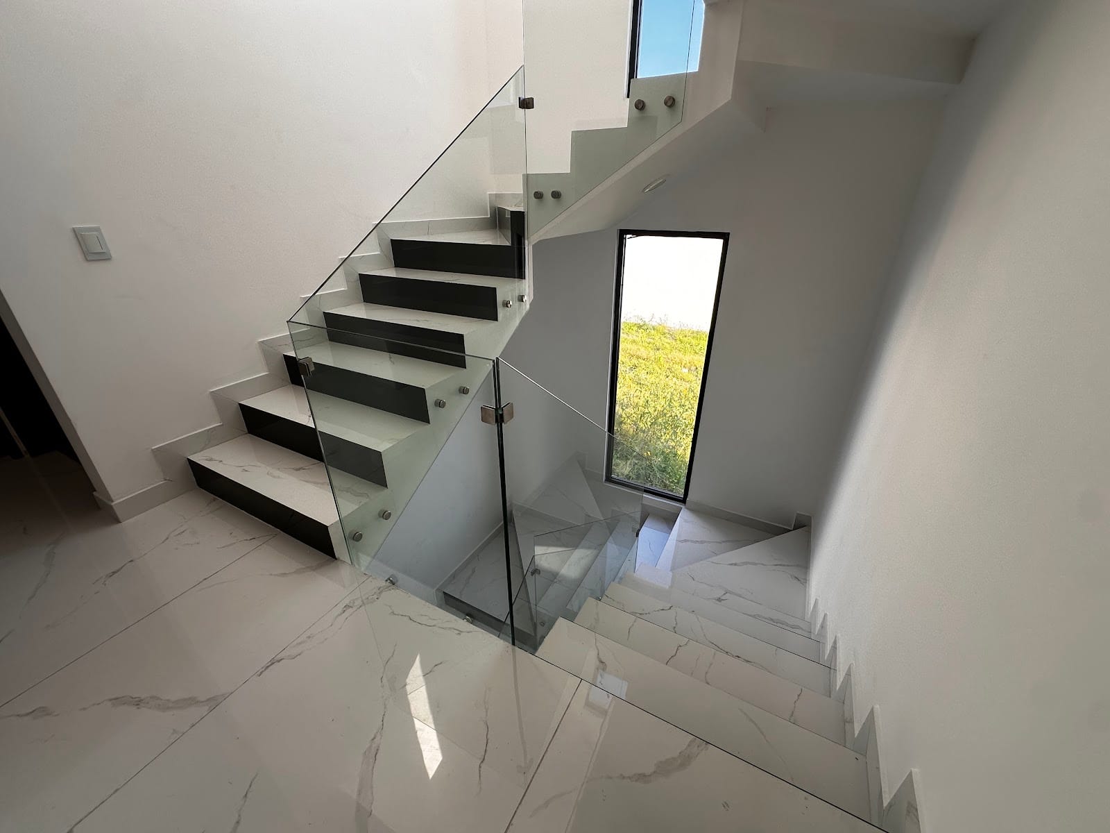Escalera con tragaluz en casa de Neovita Residencial Mazatlán