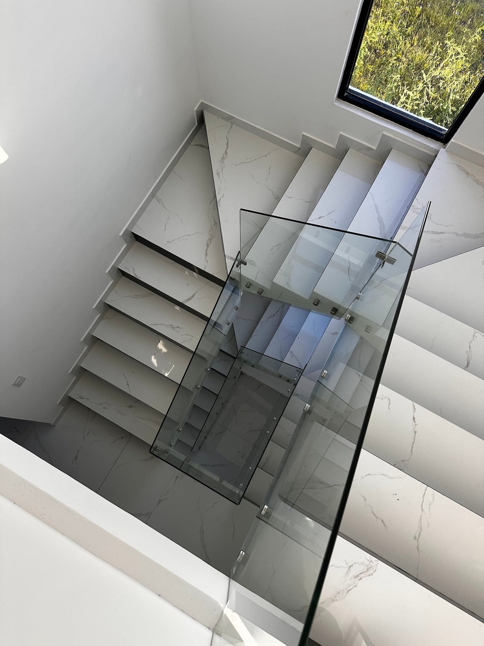 Escalera con domo de luz natural en casa de Neovita Residencial