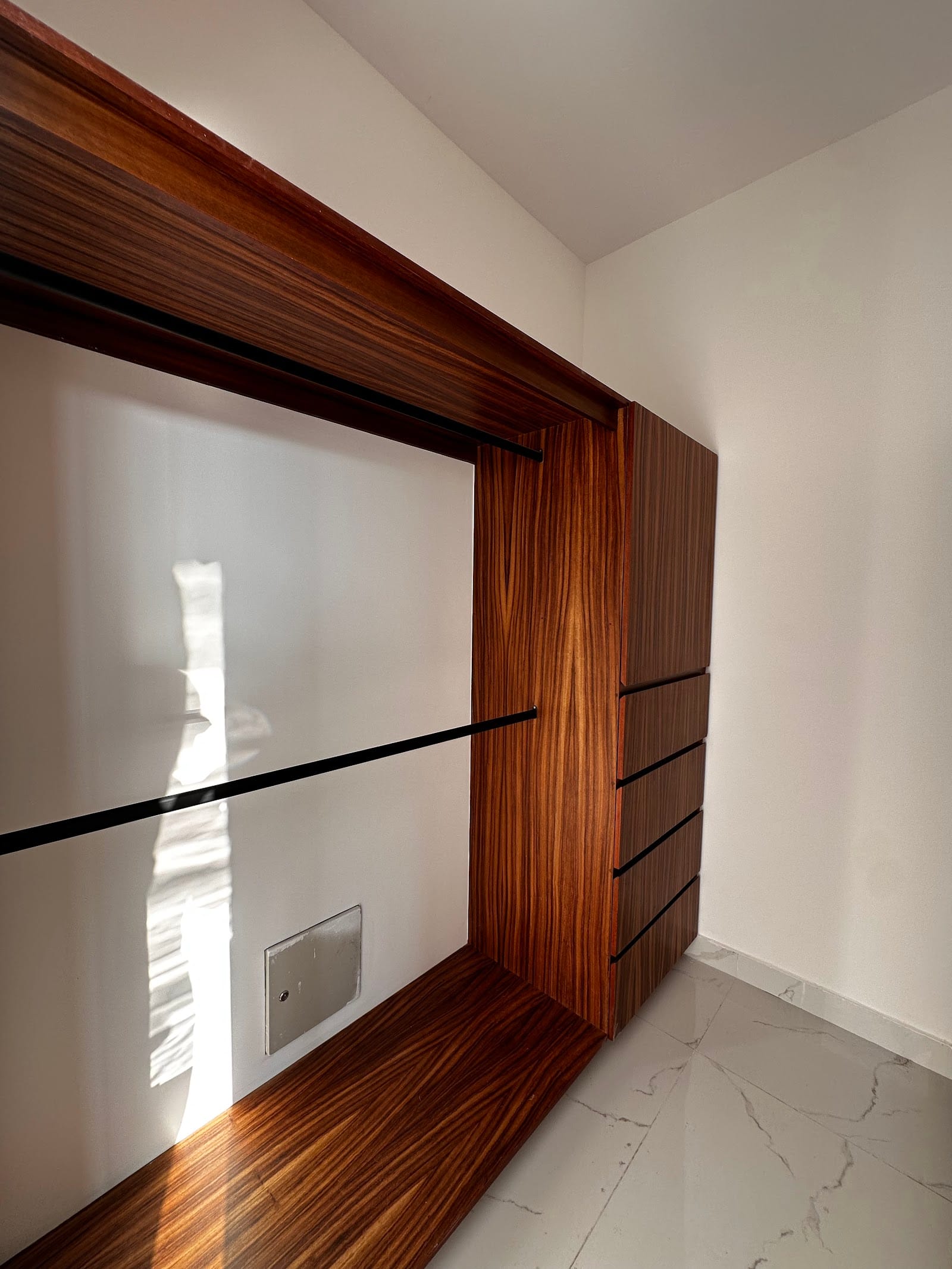 Recámara con muro de madera y ventanal en Neovita Residencial