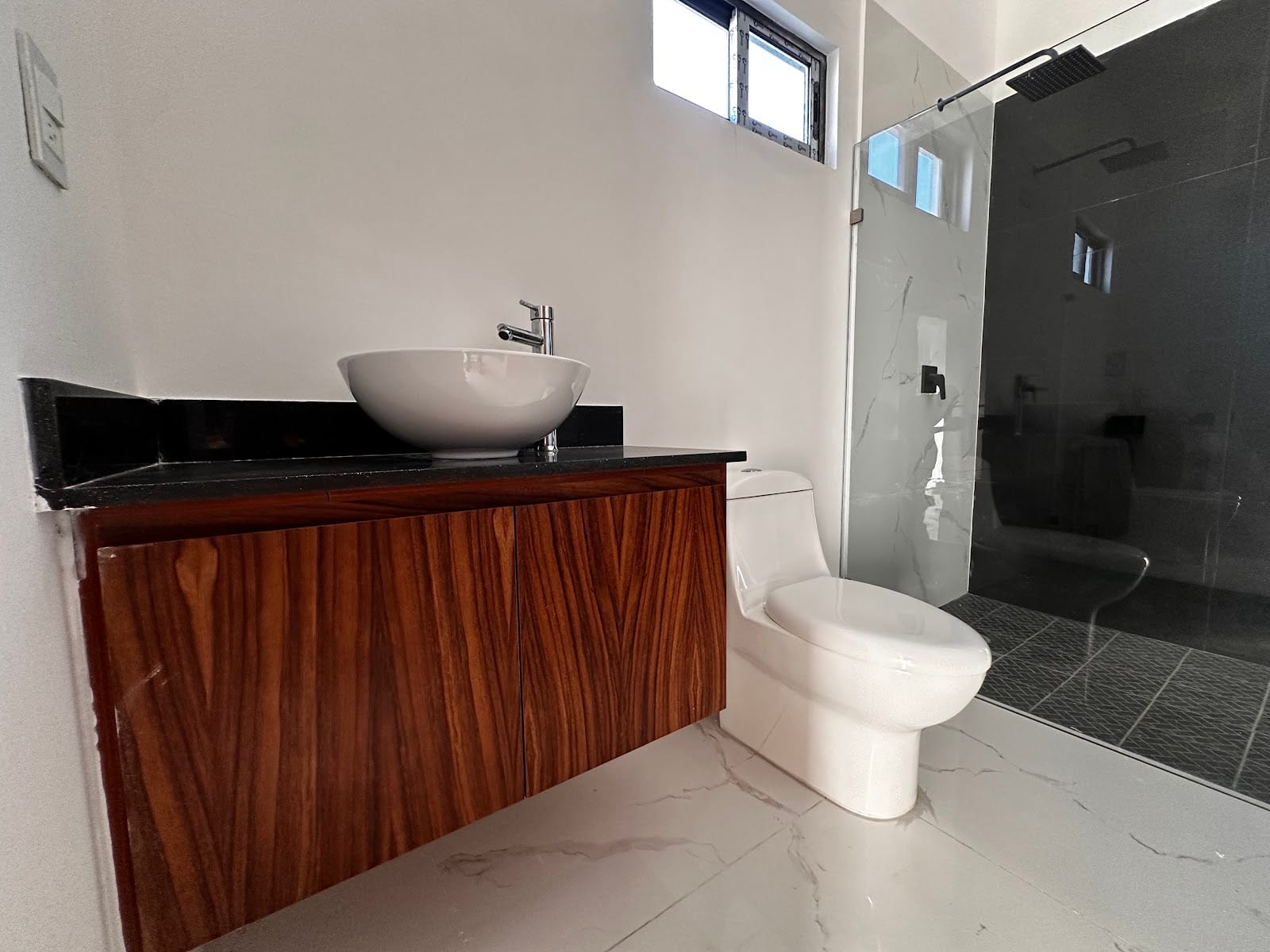 Baño completo con tocador de madera en casa de Neovita Residencial