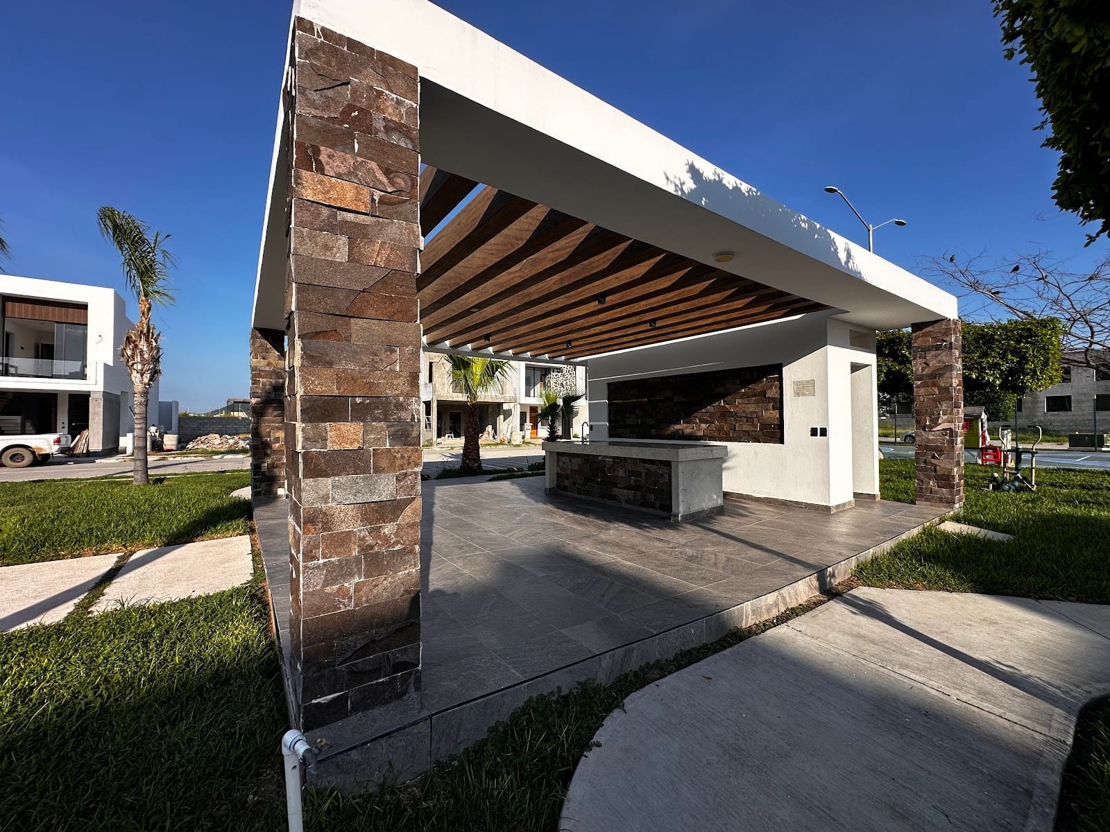 Terraza junto a la alberca común en Neovita Residencial Mazatlán