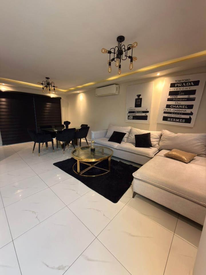 Sala amueblada con acabados de lujo en casa de Quinta Real, Mazatlán