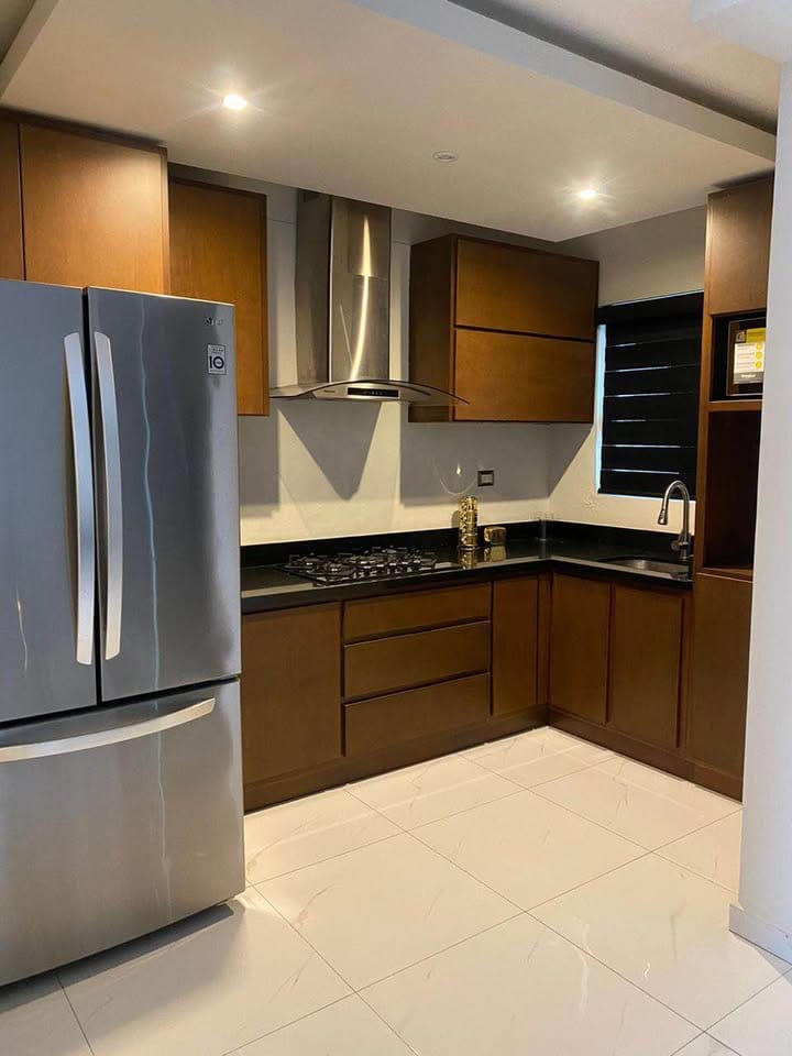 Cocina equipada con muebles de madera en Quinta Real Mazatlán
