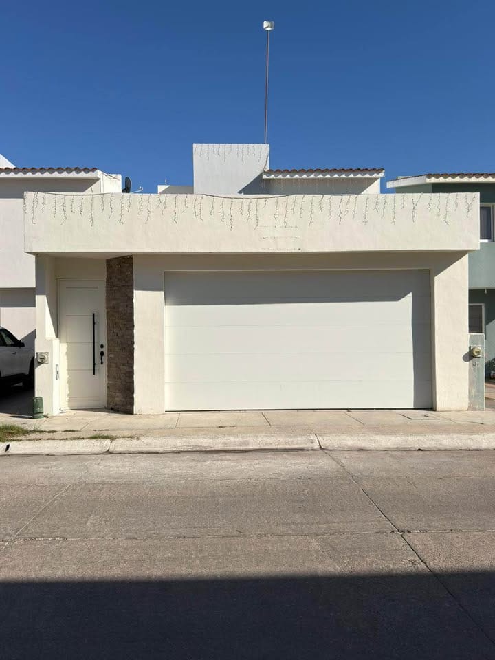 Frente y cochera de la casa en venta en Quinta Real, Mazatlán