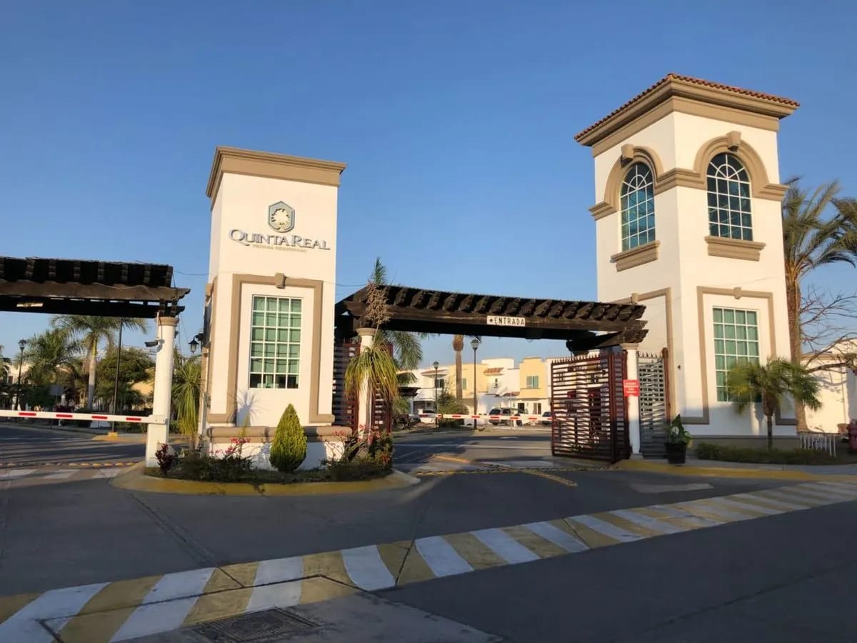 Acceso controlado del fraccionamiento Quinta Real en Mazatlán