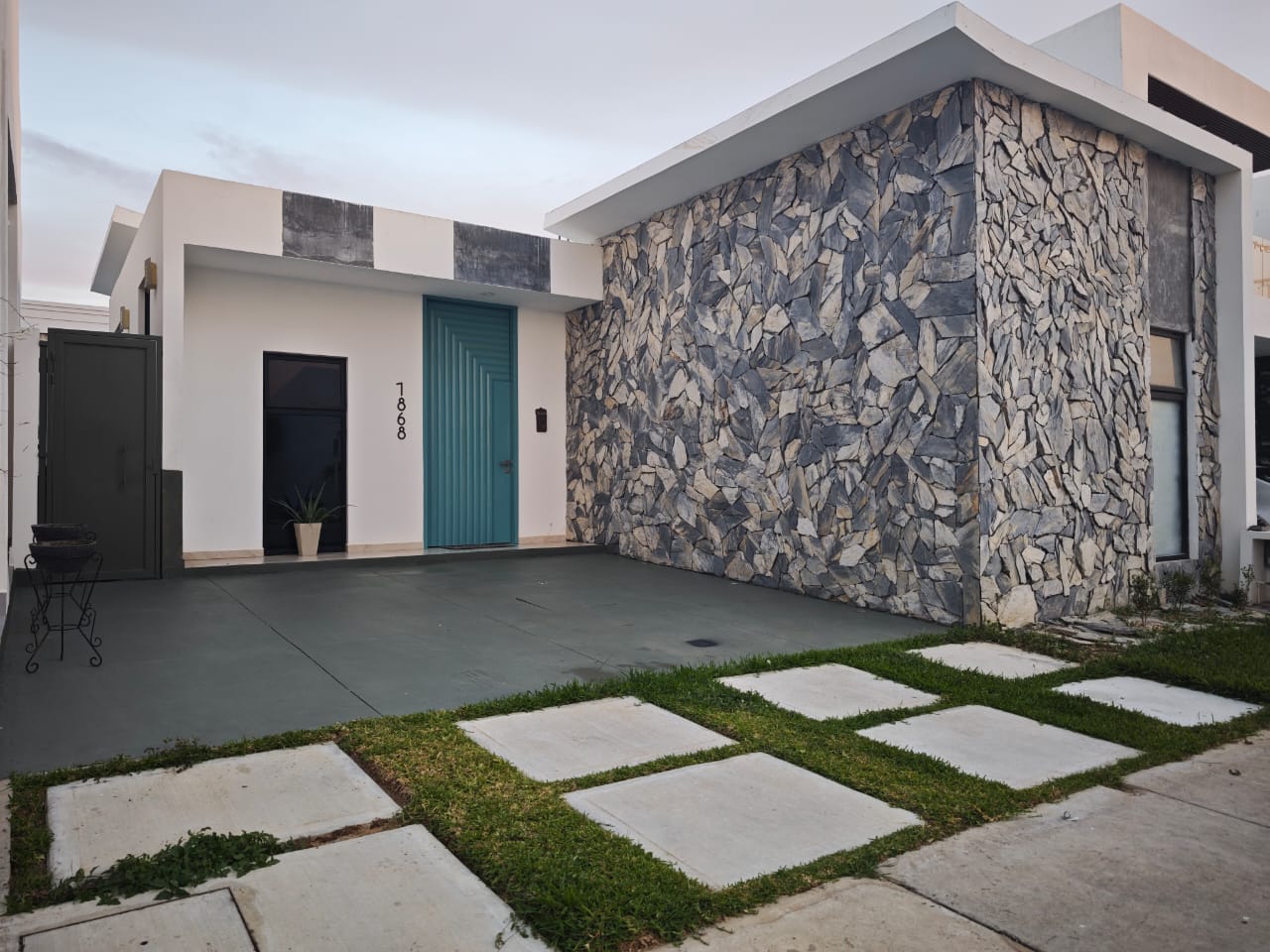 Fachada Mid Century de casa en venta en Cerritos, Mazatlán, en Soles Parque Residencial