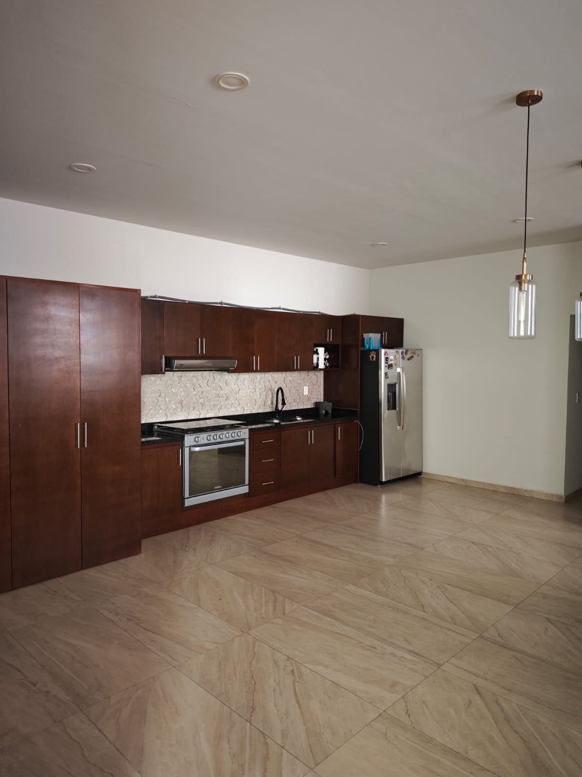 Cocina de cedro abierta a la sala-comedor en casa en venta en Cerritos, Mazatlán