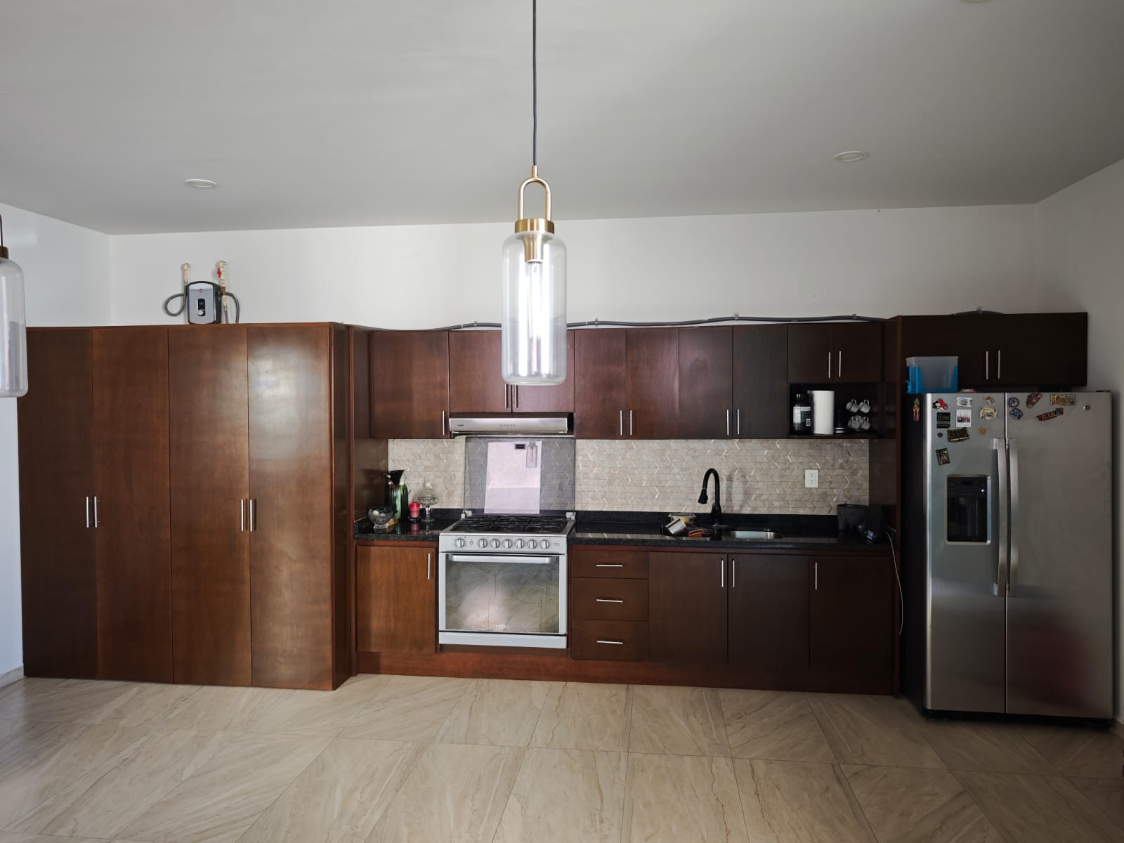 Cocina integral de cedro con cubiertas de granito negro en casa en Soles, Mazatlán