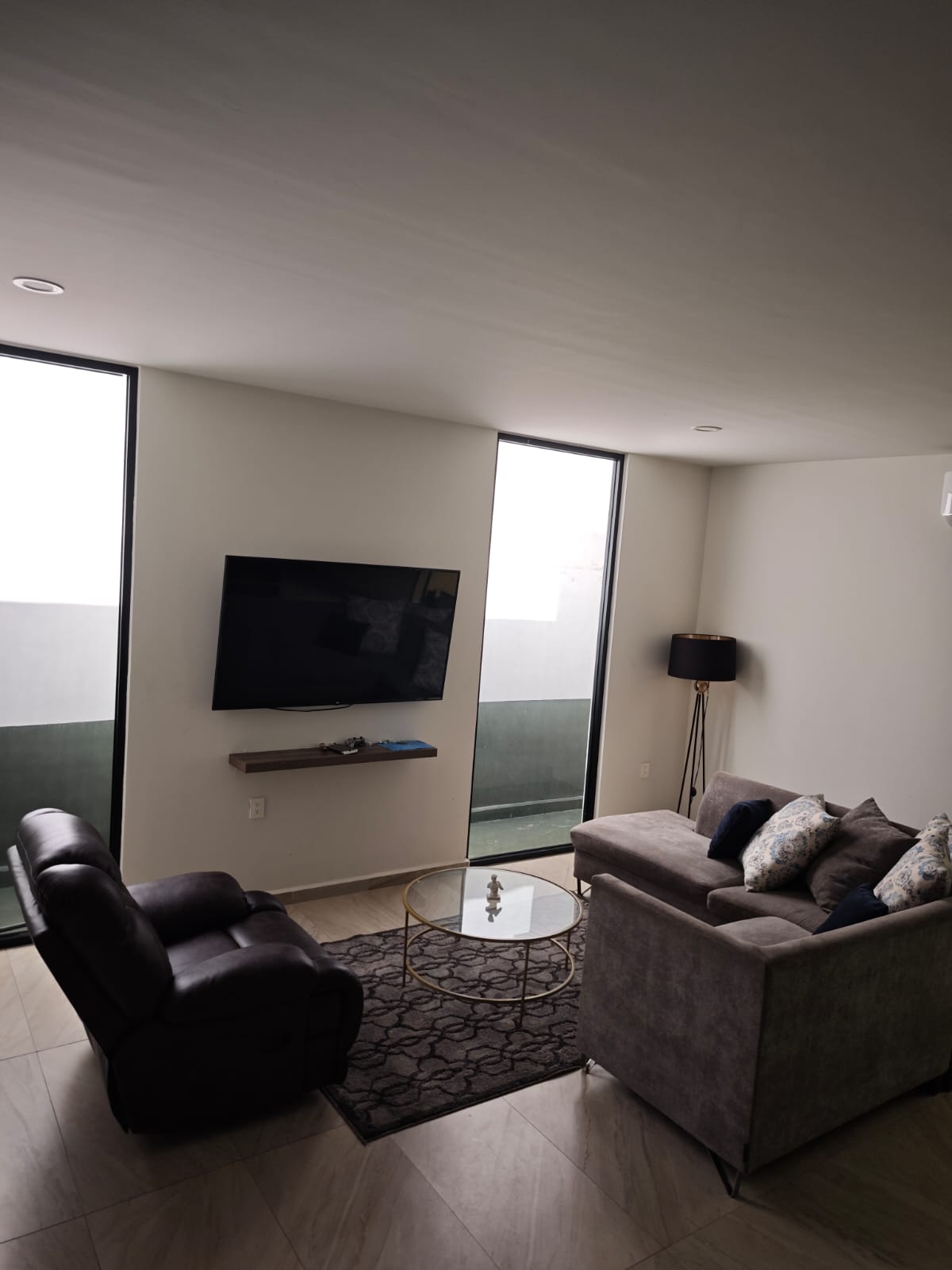 Sala con ventanales y luz natural en casa en venta en Cerritos, Mazatlán