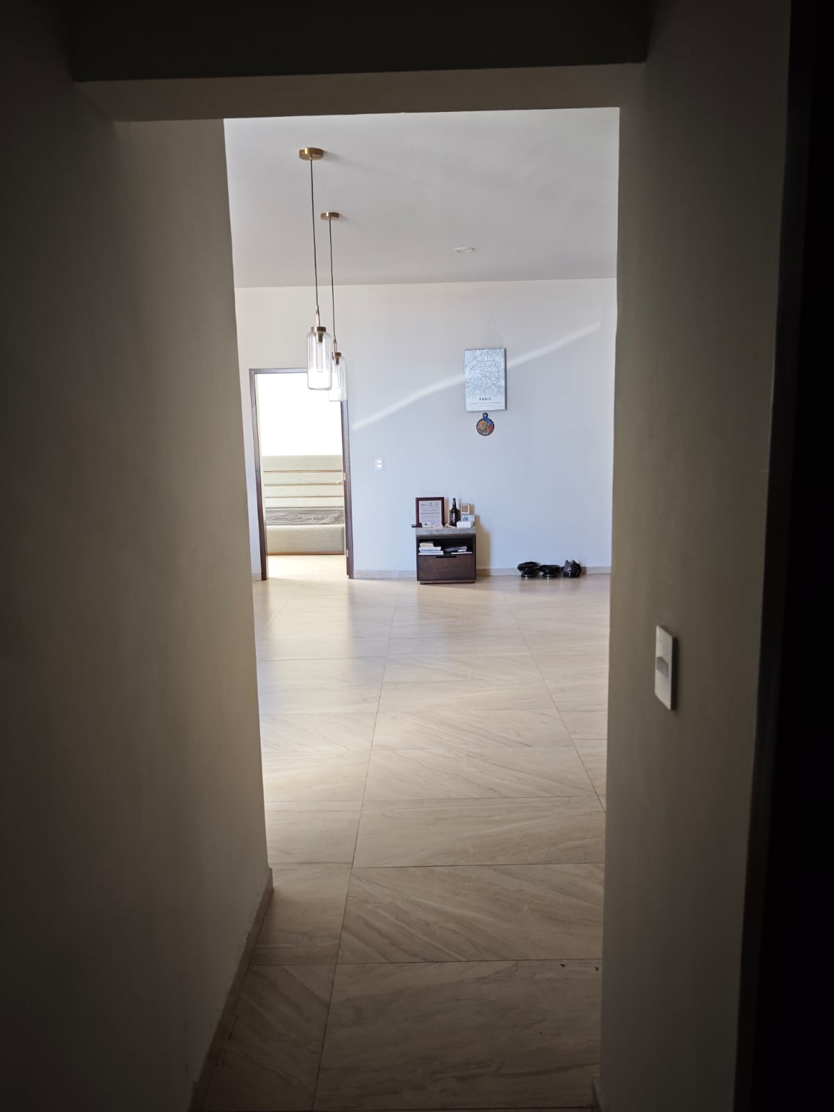 Comedor con luz indirecta y candil en casa de una planta en Soles Parque Residencial