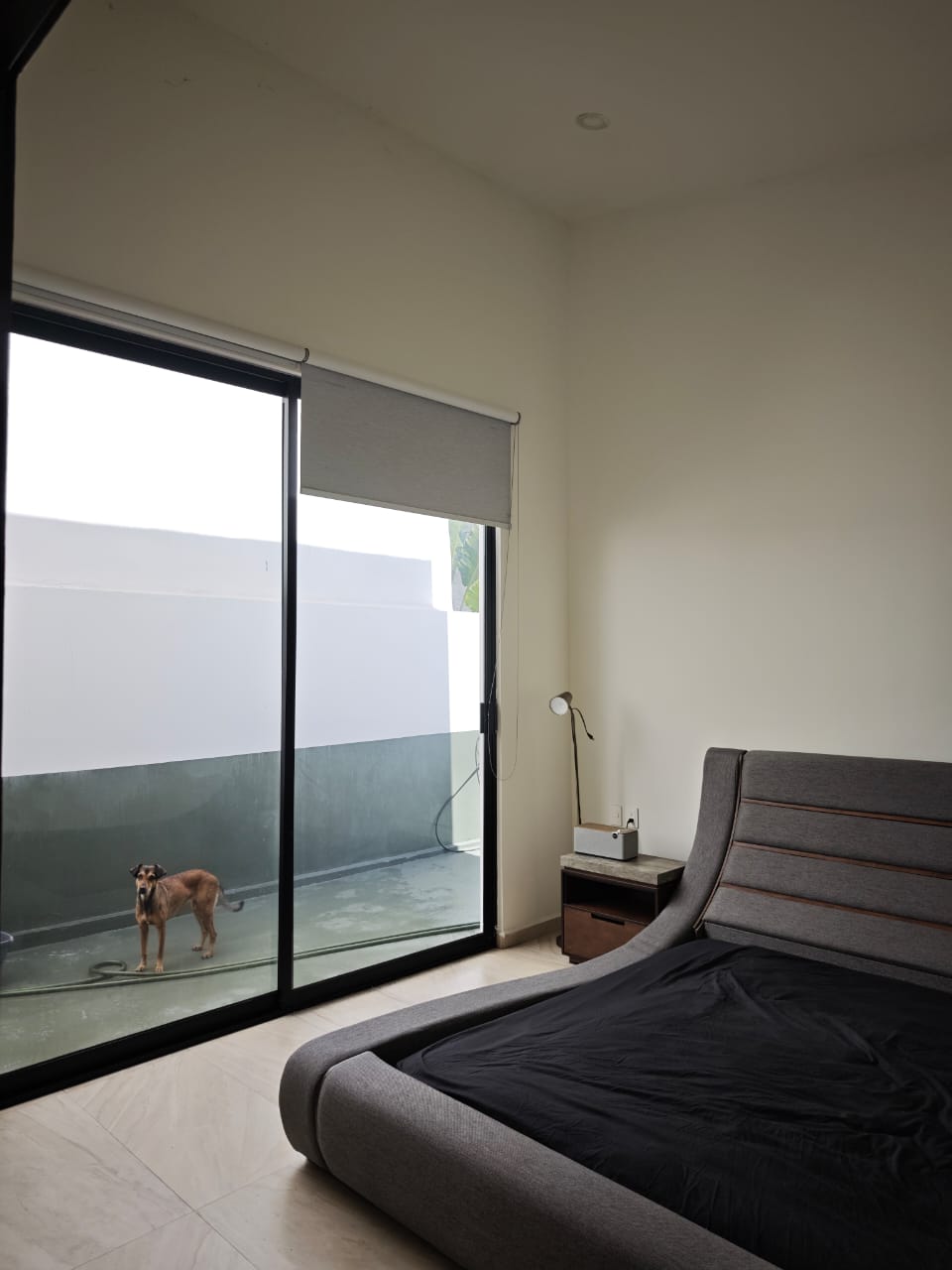 Recámara principal con ventanal corredizo al patio en casa en Cerritos, Mazatlán