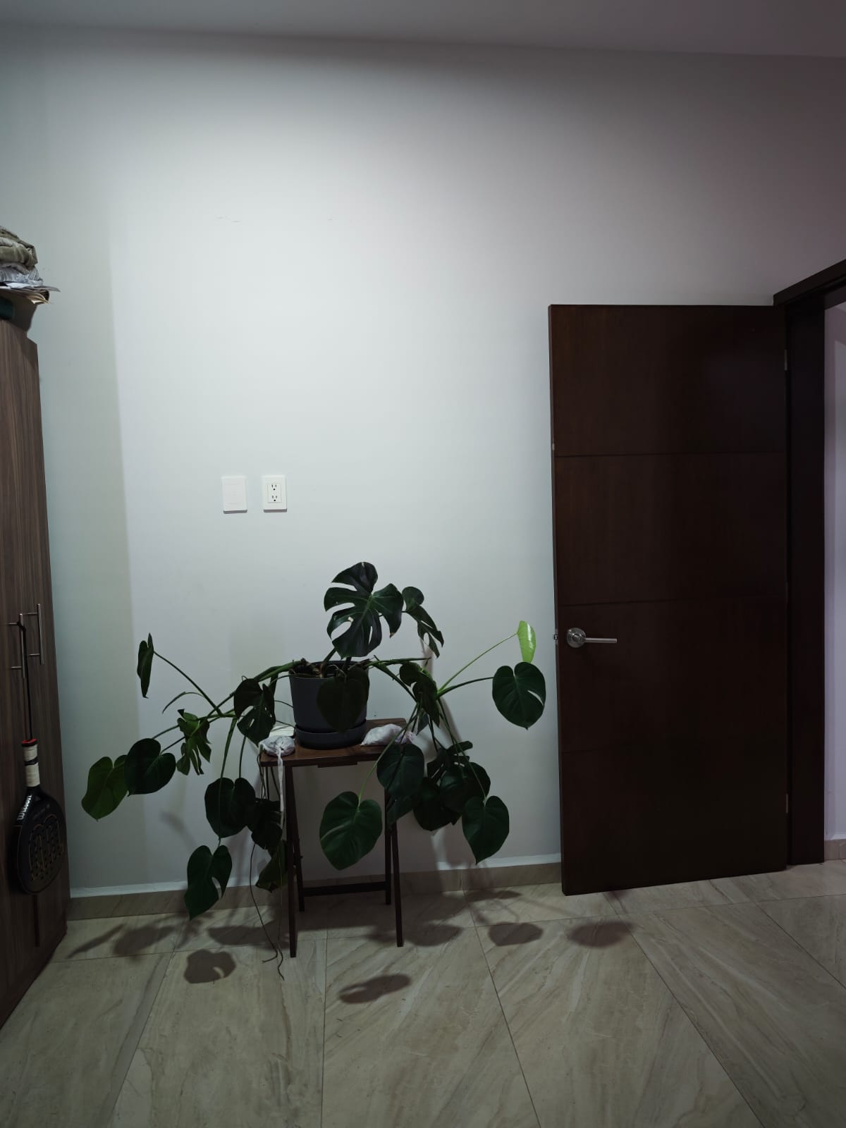Baño principal con doble lavabo y granito negro en casa en Cerritos, Mazatlán
