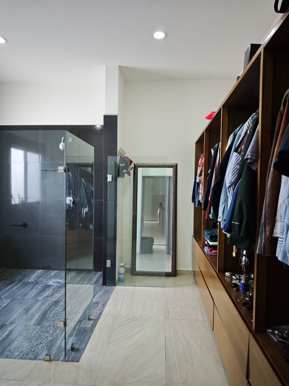Vestidor de madera en la recámara principal de la casa en Soles Parque Residencial