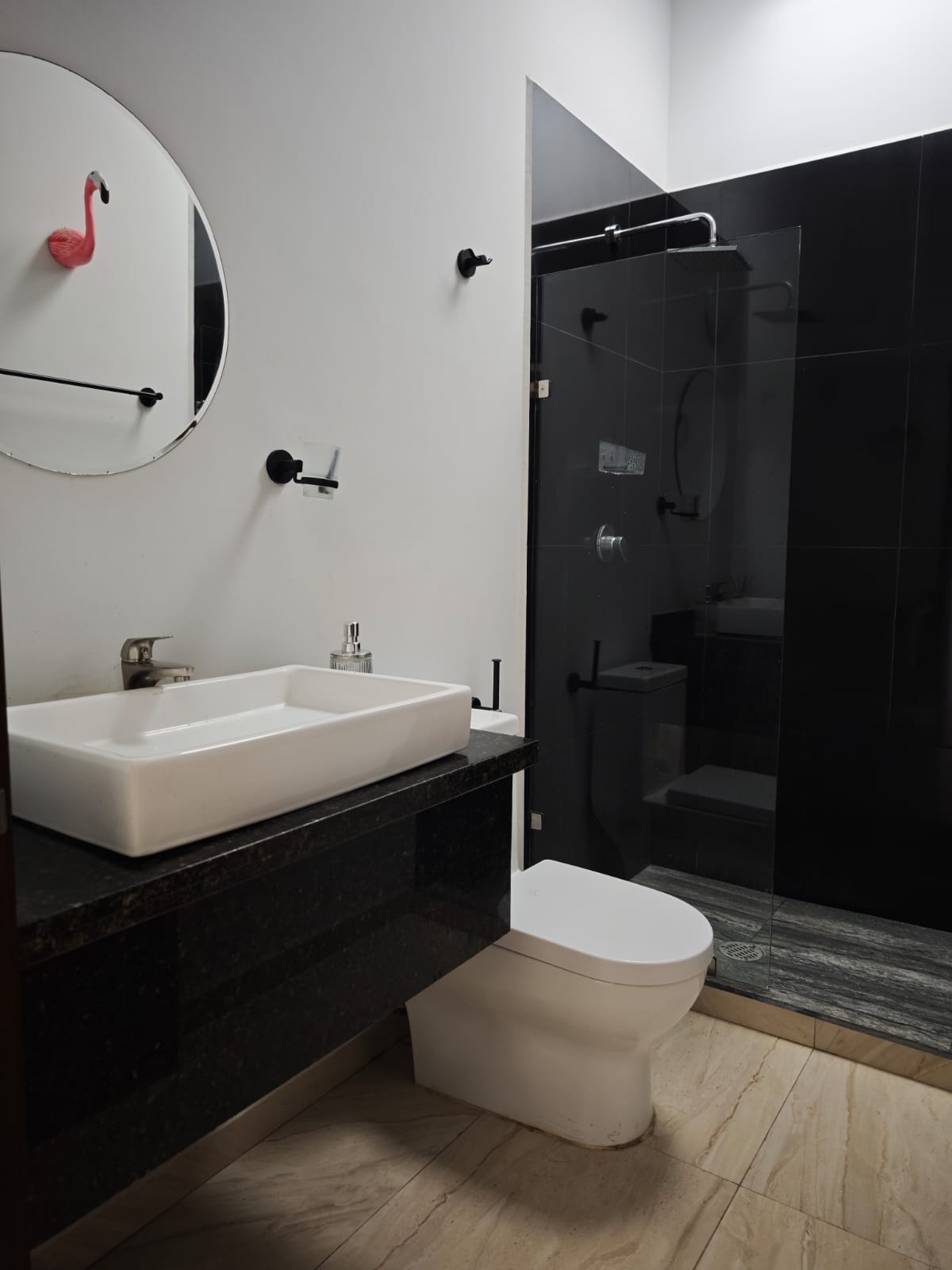 Baño con regadera de cristal templado en casa en venta en Cerritos, Mazatlán