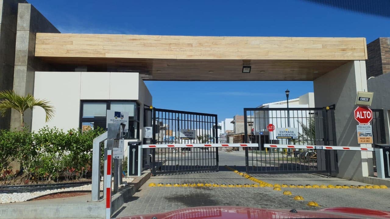 Acceso controlado del fraccionamiento Paraíso Marina Mazatlán