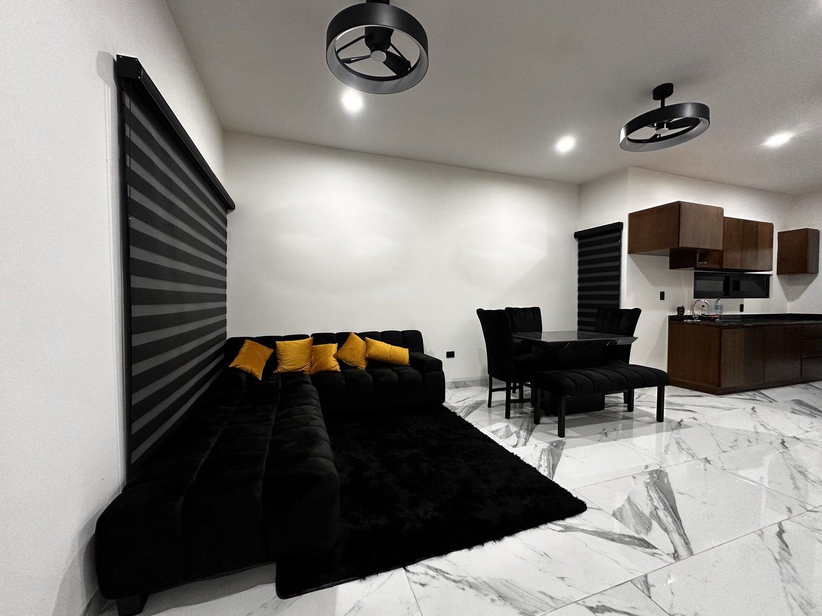 Sala y cocina en planta abierta con piso de mármol en departamento de 1 recámara en venta en Mazatlán