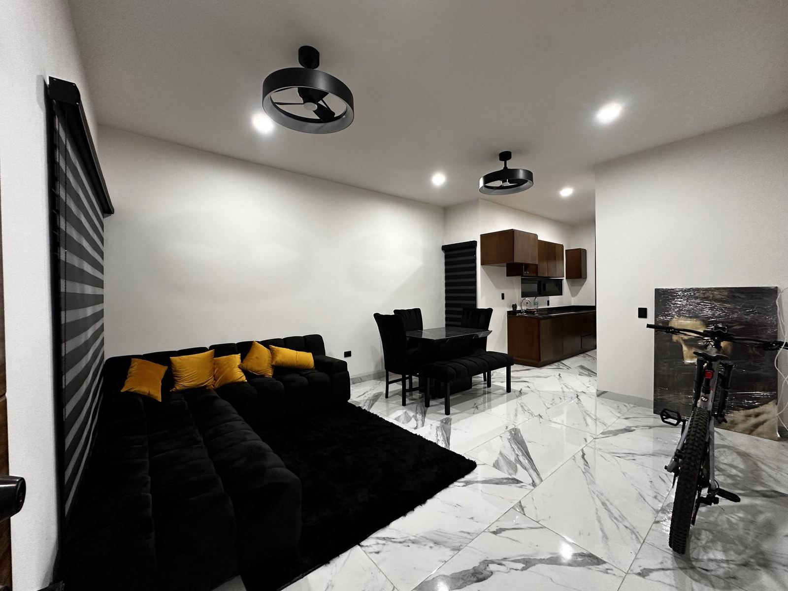 Área social con sala, comedor y cocina integrados en departamento en Vilanova, Sábalo Country