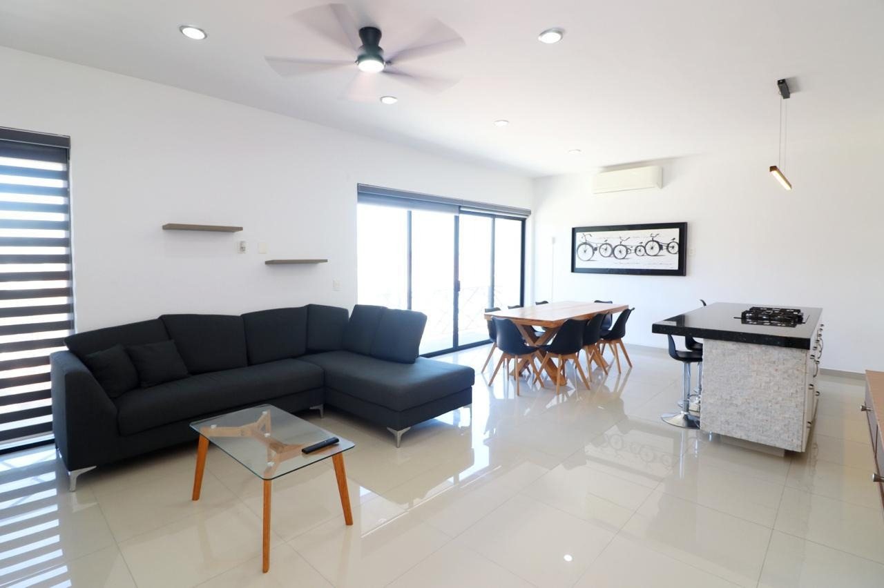 Sala, comedor y cocina en planta abierta en departamento en venta en Centro Histórico Mazatlán