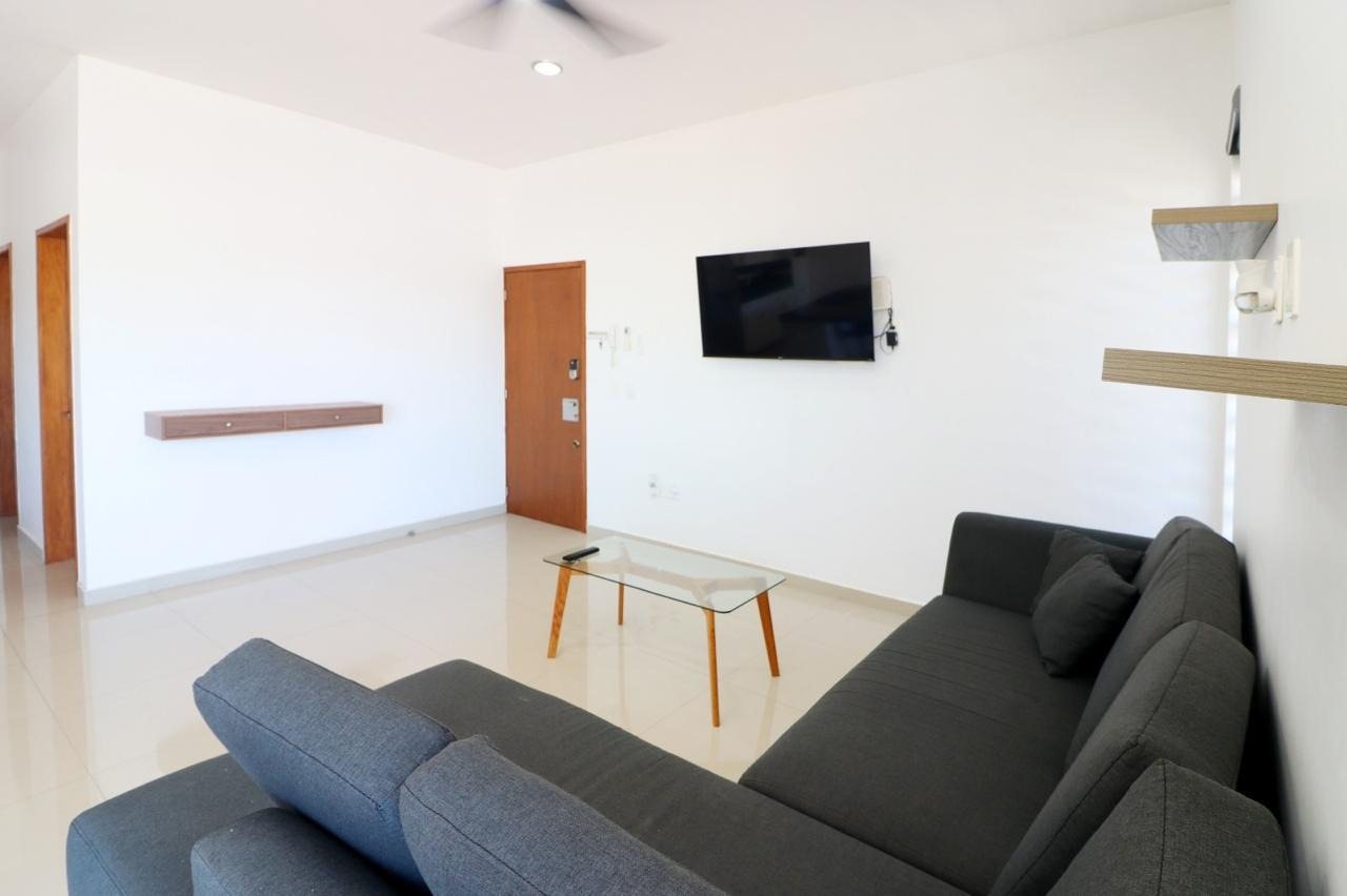 Sala con pantalla y salida al balcón en departamento en el Centro Histórico de Mazatlán