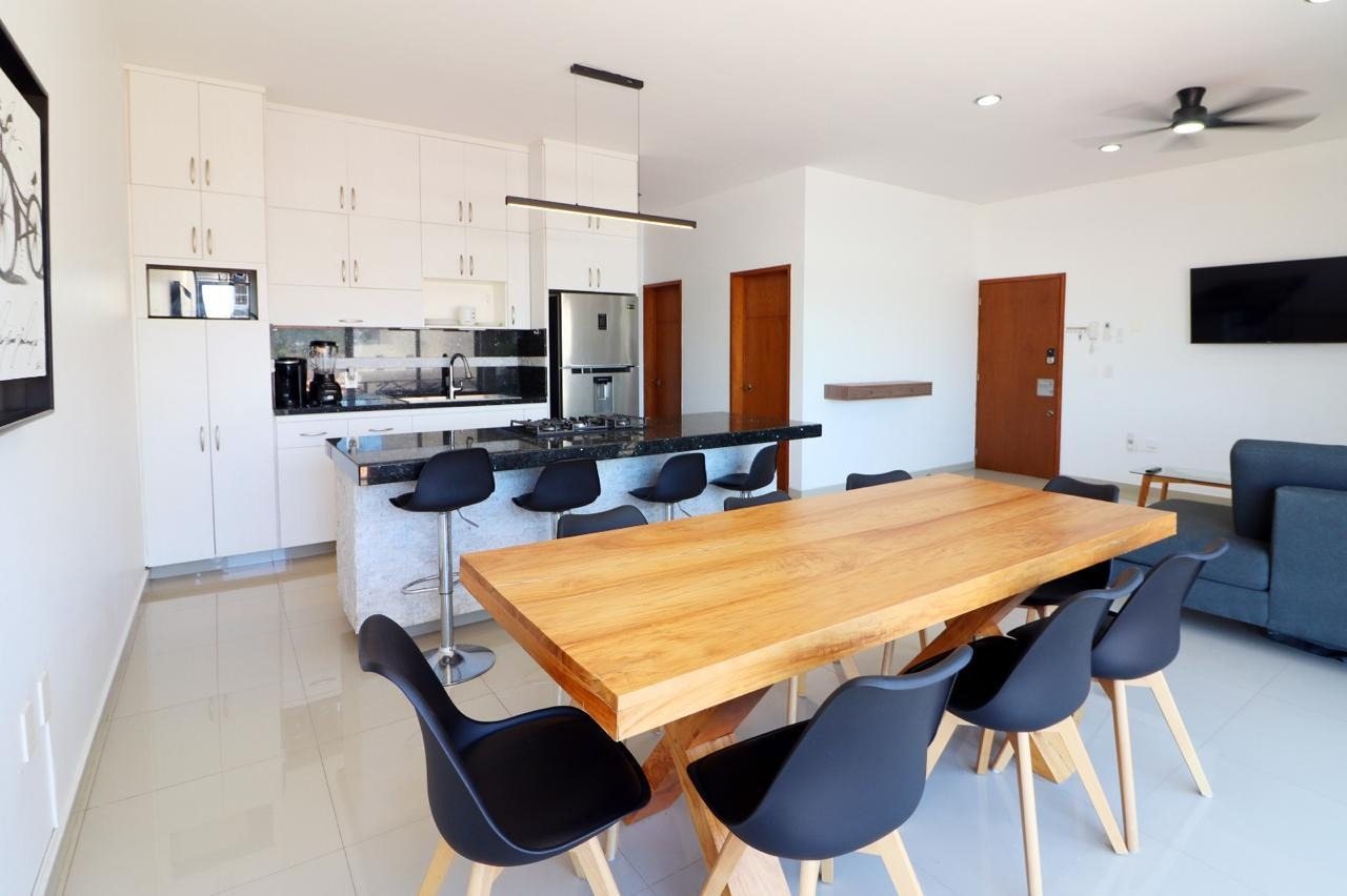 Cocina con isla y comedor de madera en departamento en venta en Centro Histórico Mazatlán
