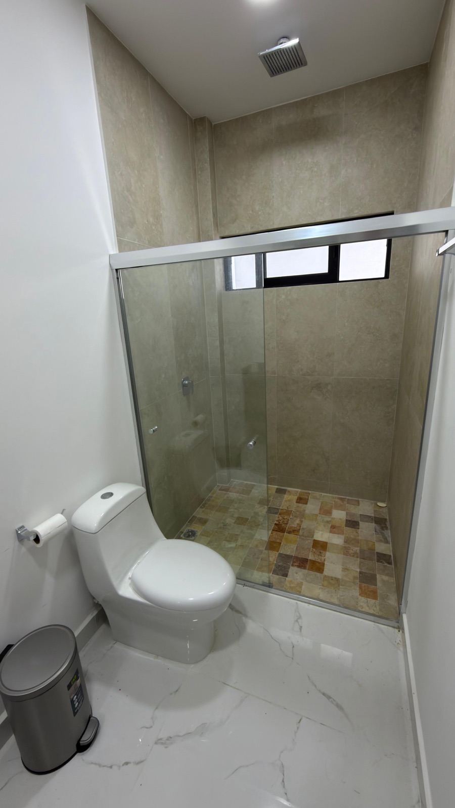 Segundo baño completo con regadera de cristal y piso de mármol en departamento en Mazatlán