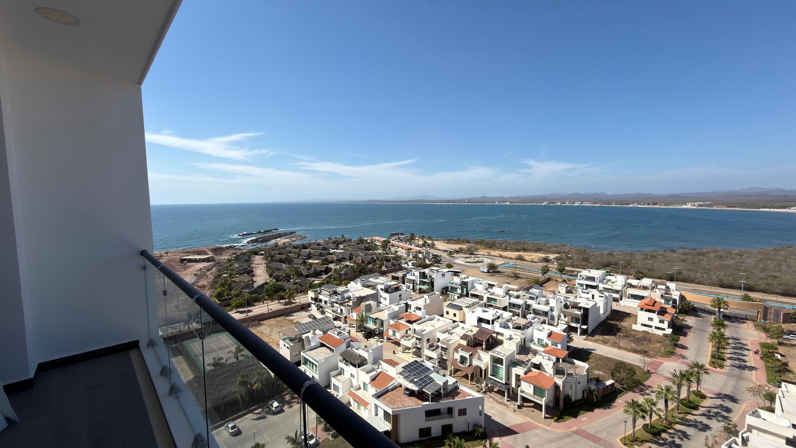 Balcón con vista a la bahía Playa Brujas desde departamento en venta en Mazatlán