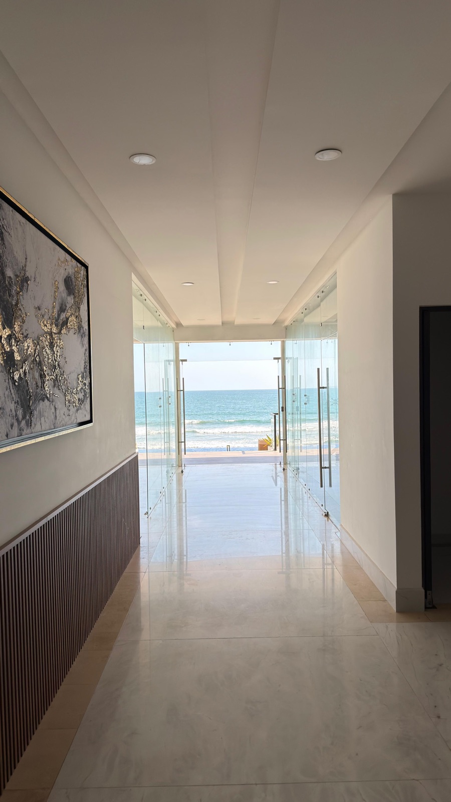 Lobby de mármol con salida directa a la playa en Grand Sunset, Playa Brujas, Mazatlán