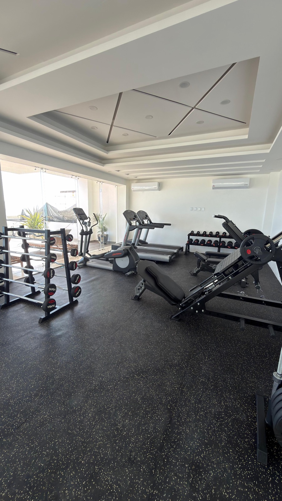 Gimnasio equipado del condominio Grand Sunset frente al mar en Mazatlán