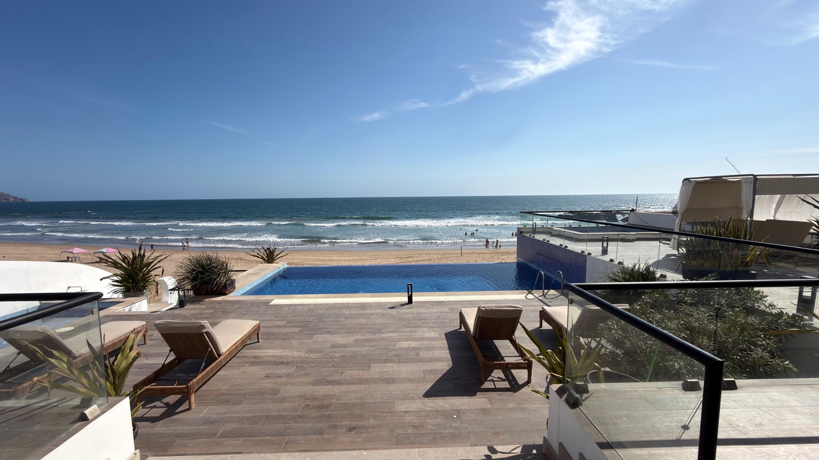 Alberca infinity frente al mar con camastros en Grand Sunset, Playa Brujas, Mazatlán