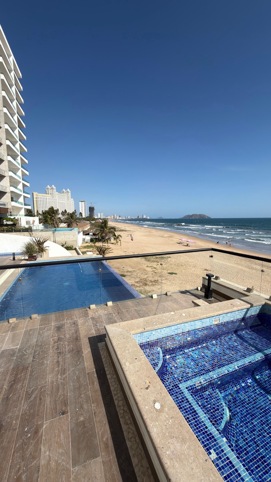 Alberca infinity y jacuzzi a pie de playa en la torre Grand Sunset, Mazatlán