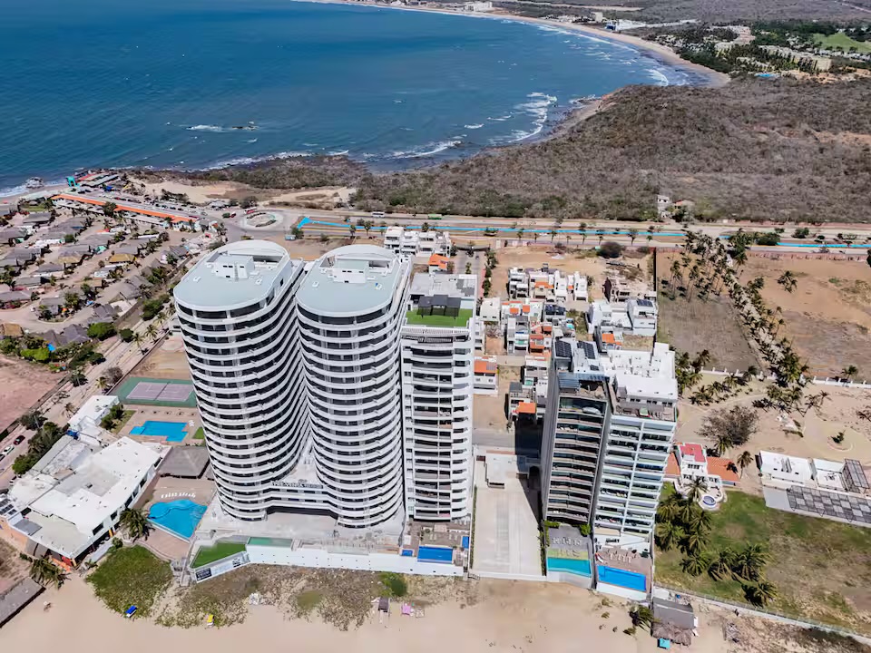 Vista aérea de las torres Grand Sunset frente al mar en Playa Brujas, Mazatlán