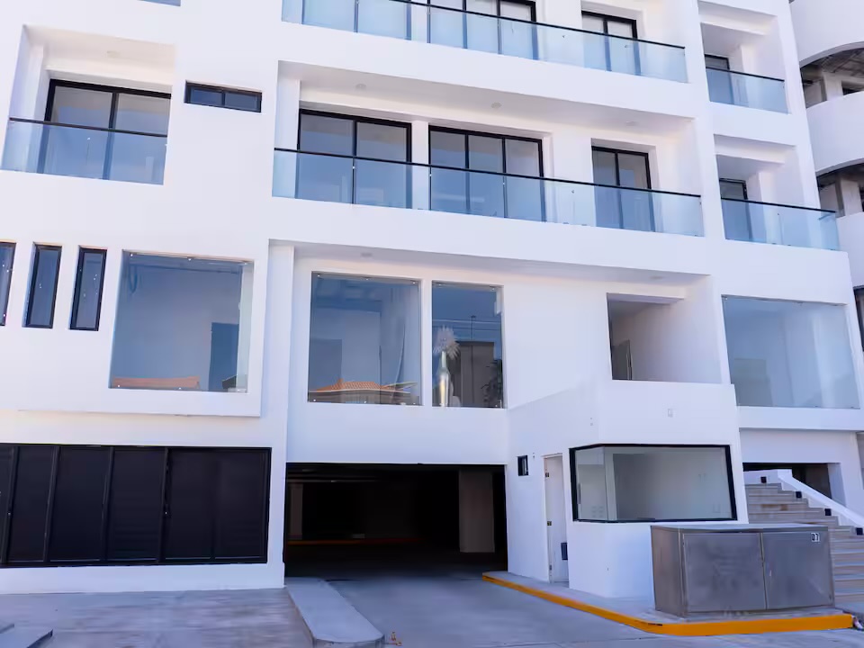Fachada del edificio Grand Sunset con acceso a estacionamiento en Mazatlán