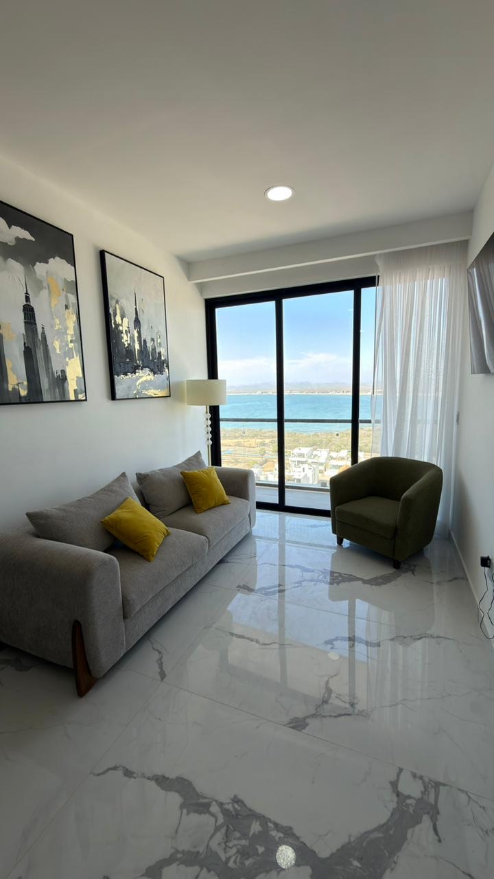 Sala amueblada con vista al mar y piso de mármol en departamento en Playa Brujas, Mazatlán