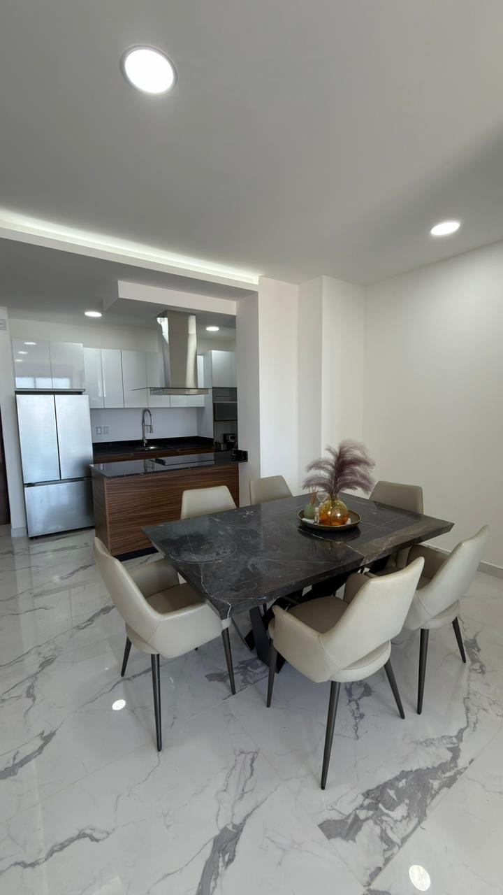 Comedor de mármol y cocina integral en departamento en venta frente al mar en Mazatlán