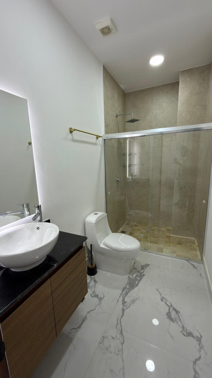 Segundo baño completo con regadera de cristal y acabados de mármol en departamento en Mazatlán