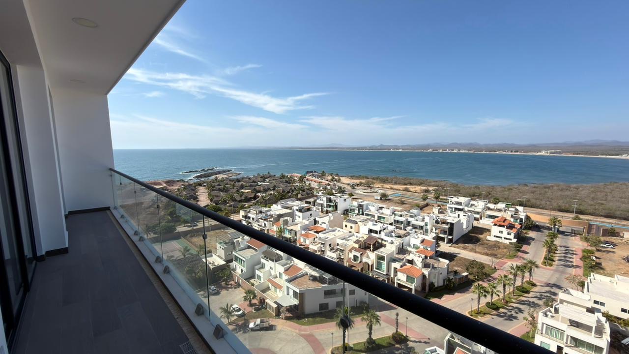Balcón con vista a la bahía Playa Brujas desde departamento en venta en Mazatlán