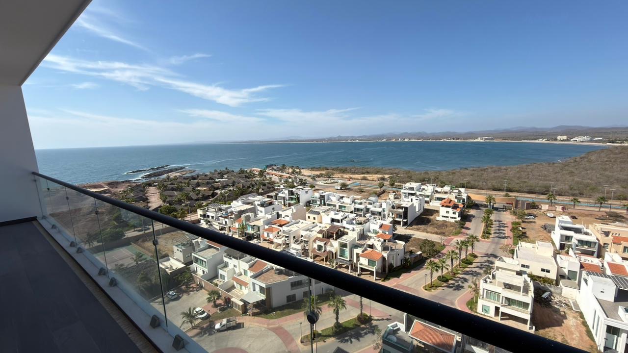 Vista panorámica a la bahía y a Playa Brujas desde el balcón del departamento en Mazatlán