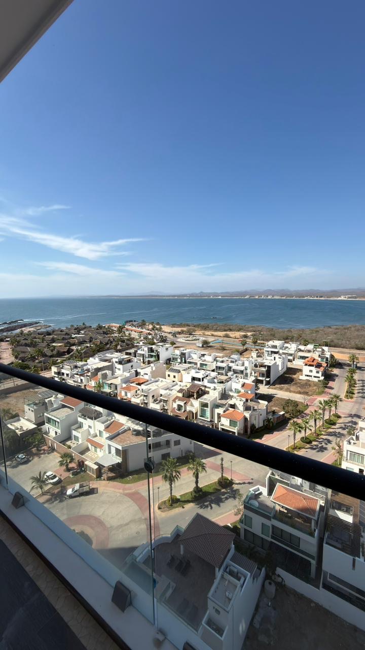 Vista a la bahía y al fraccionamiento desde el piso 11 del departamento frente al mar en Mazatlán