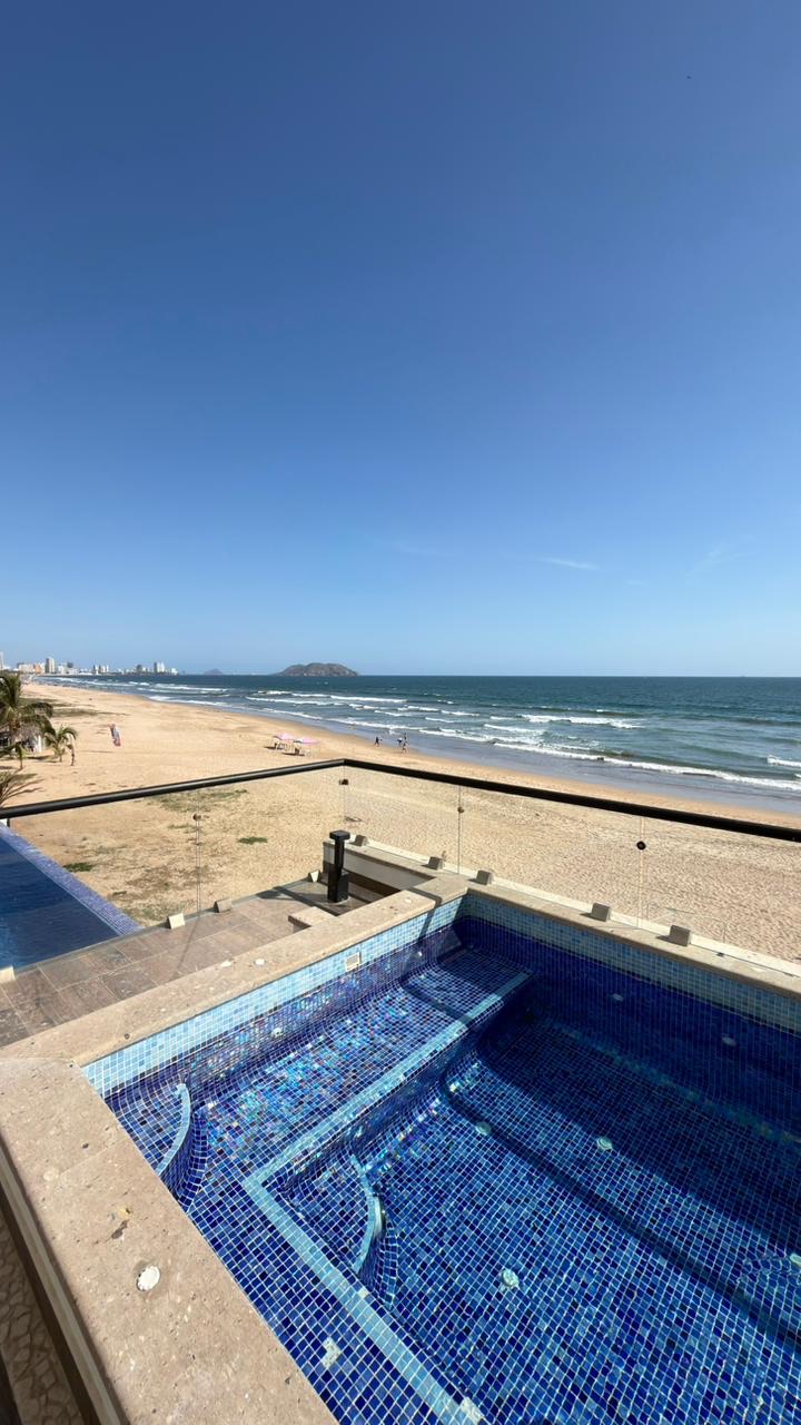 Jacuzzi de mosaico azul frente a la playa en Grand Sunset, Playa Brujas, Mazatlán