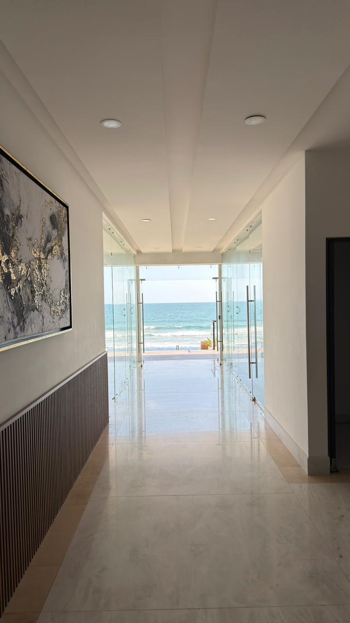 Lobby de mármol con acceso directo a la playa en Grand Sunset, Playa Brujas, Mazatlán