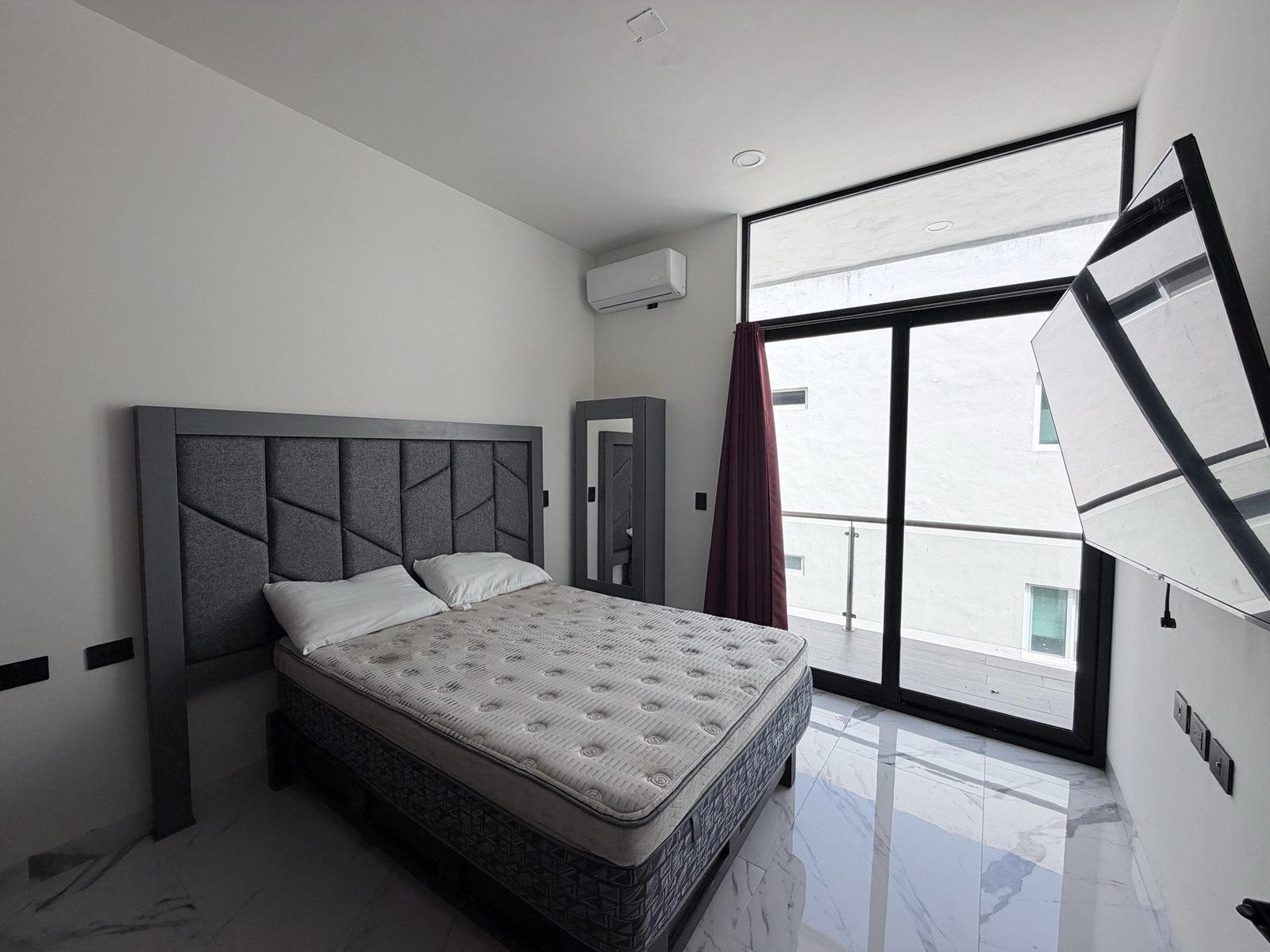Recámara principal con ventanal de piso a techo en departamento en Sábalo Country, Mazatlán
