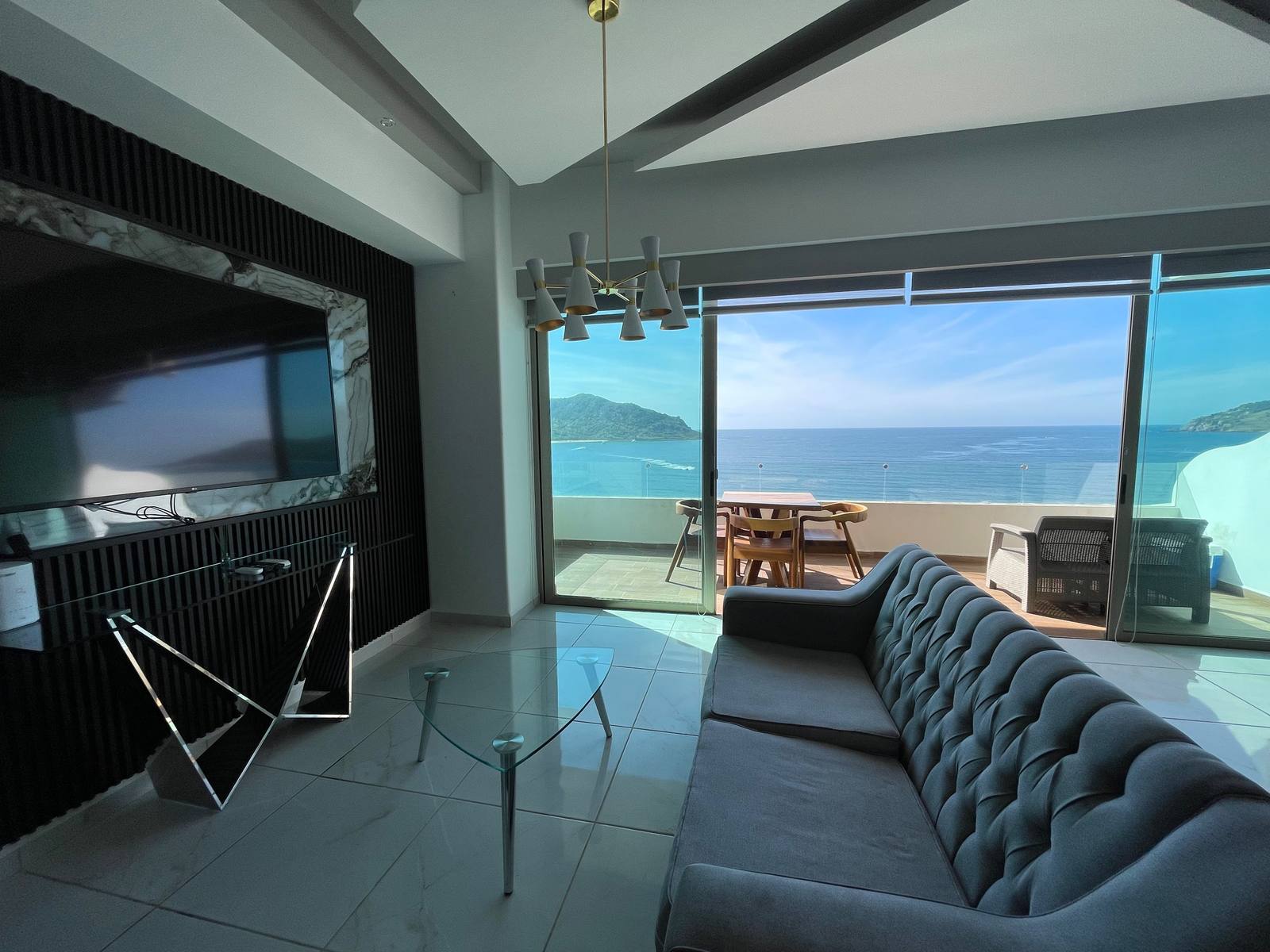 Sala con ventanal y vista al mar en departamento en venta en Zona Dorada, Mazatlán