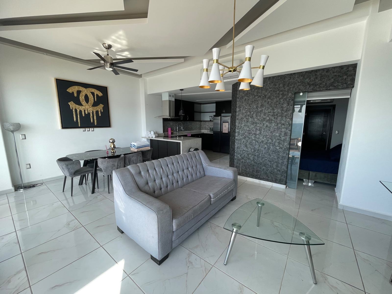 Sala y comedor amueblados con piso de mármol en departamento en Zona Dorada, Mazatlán