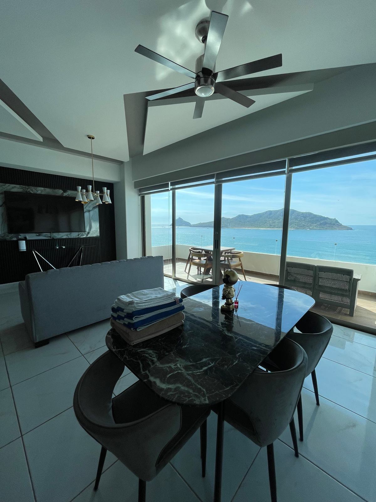 Comedor junto al ventanal con vista al mar en Torre Tramonto, Zona Dorada