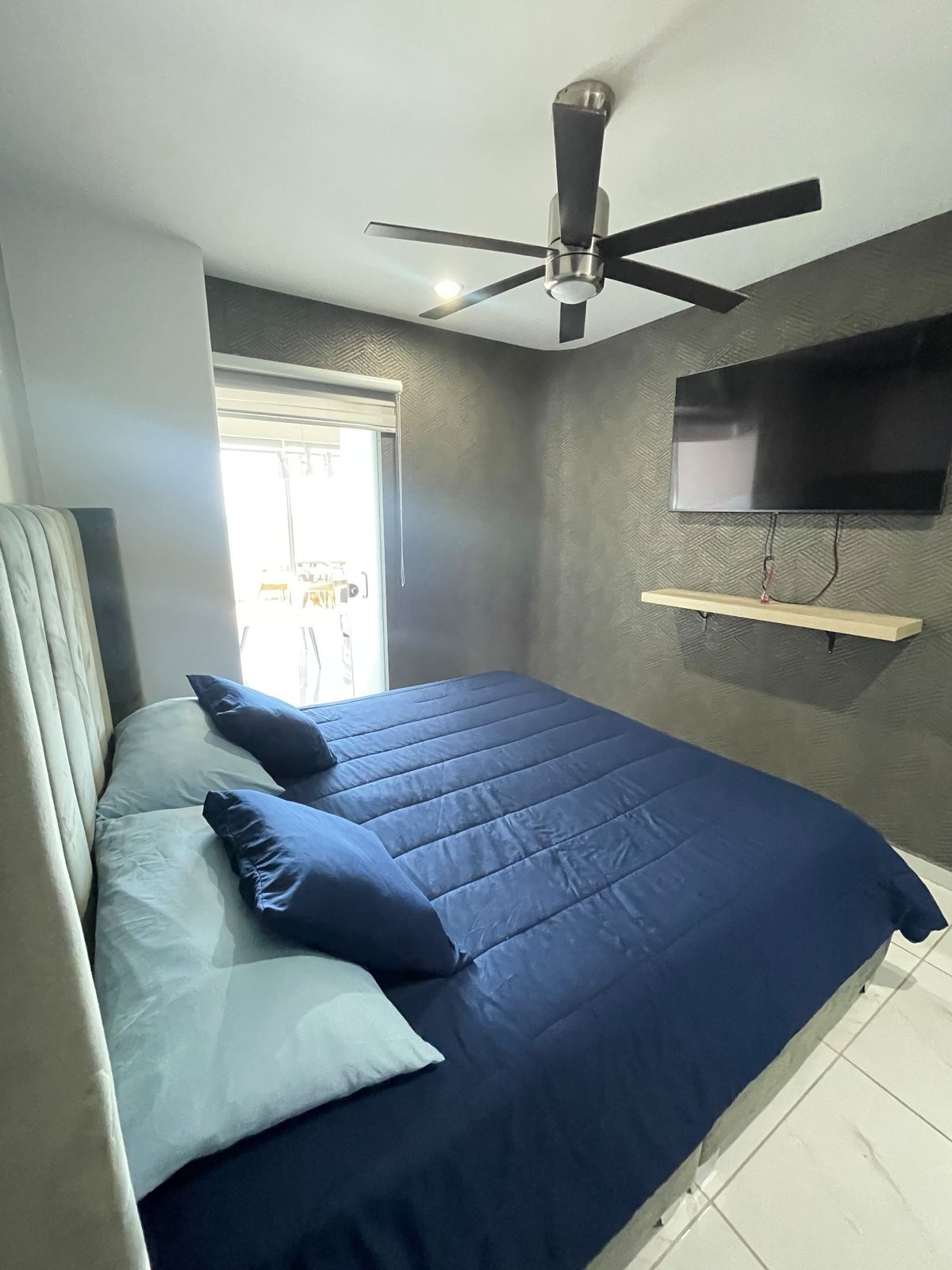 Recámara principal con cabecera capitonada en departamento en Zona Dorada, Mazatlán