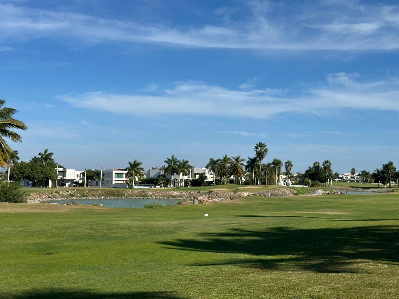 Terreno en venta en El Cid, Mazatlán, con vista al campo de golf y la laguna